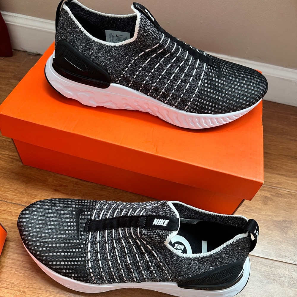 Nike Men's Black and White Knit Sneakers